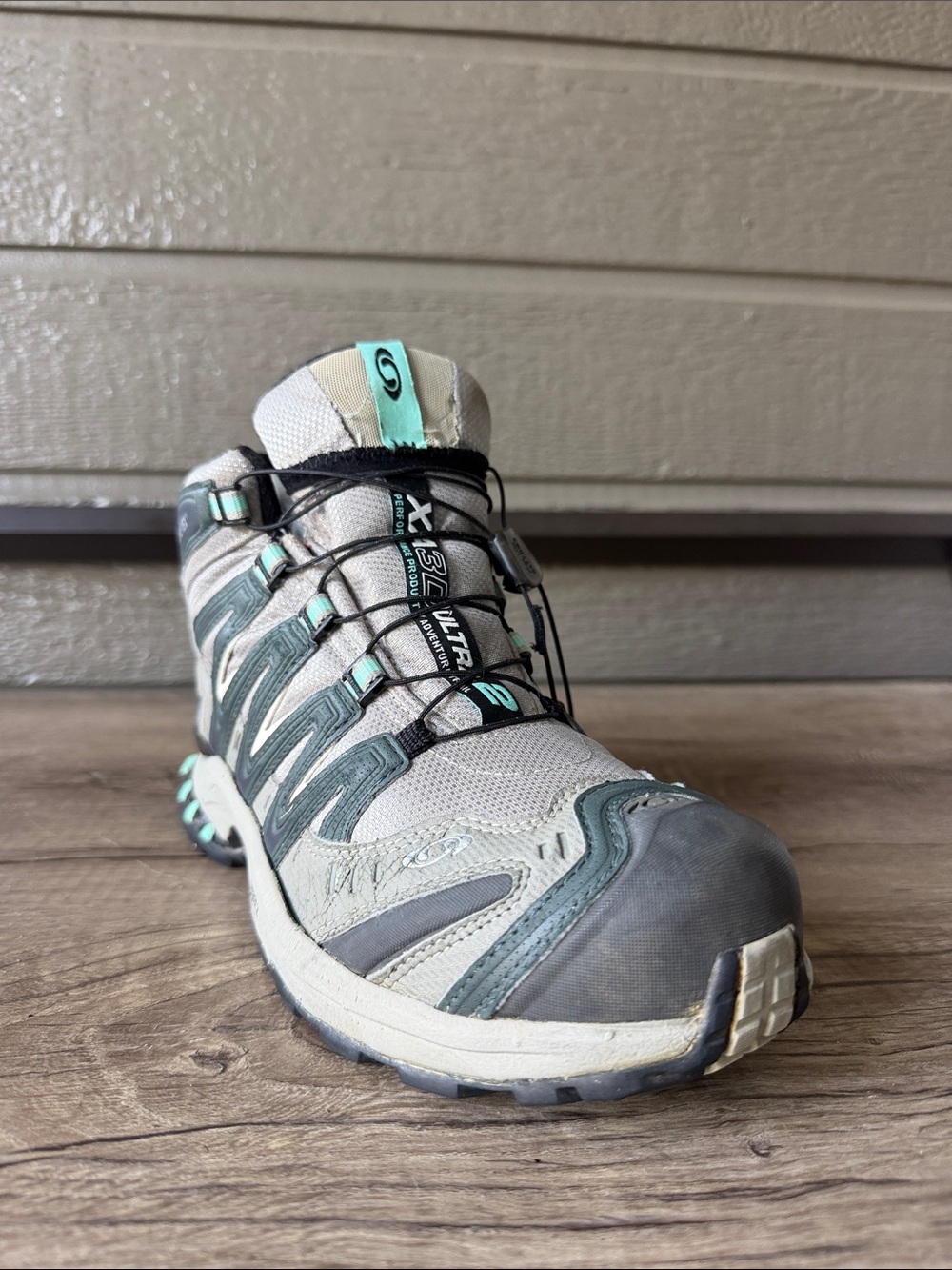 Damaged Salomon Women's Athletic Trail Shoe in Light Gray and Teal size 8